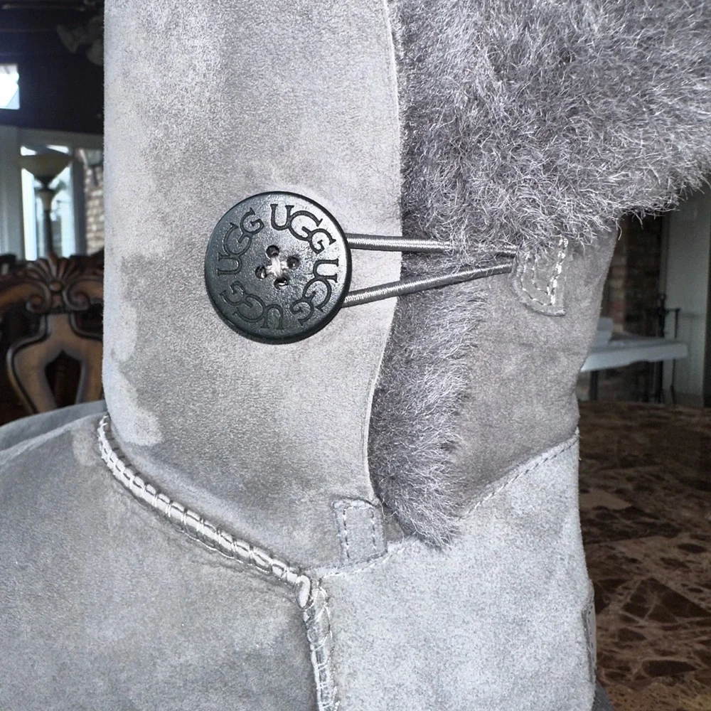 UGG Bailey Button Boot Size 9 - Picture 5 of 12